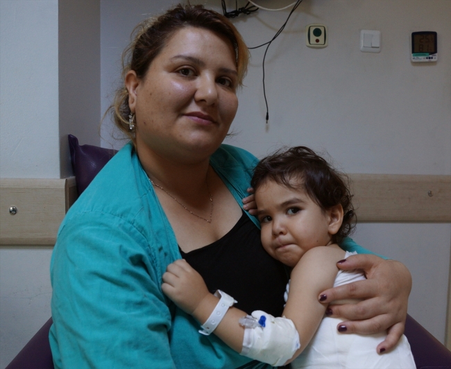2 yaşındaki bebek hava ambulansıyla hayata tutundu